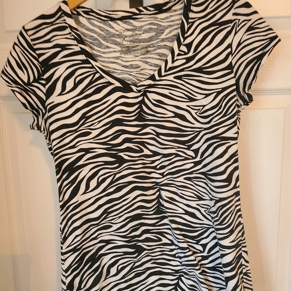 (1088) No Boundaries Woman's Zebra Pattern Activewear T-Shirt, Size: Large Colo… - Picture 2 of 5